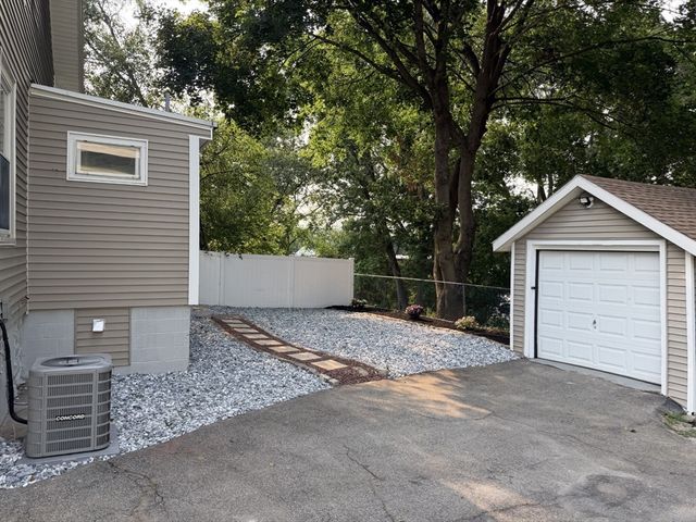 47 Ideal Rd, Worcester, MA 01604