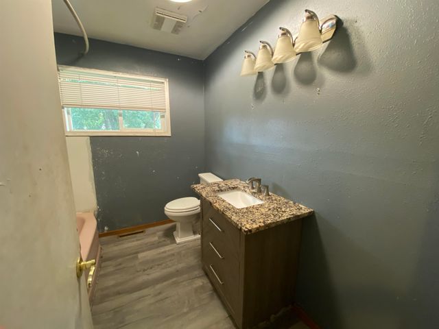 1948 3rd St NW, Minot, ND 58703