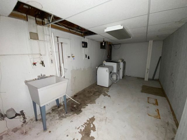 1948 3rd St NW, Minot, ND 58703