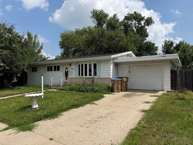1948 3rd St NW, Minot, ND 58703