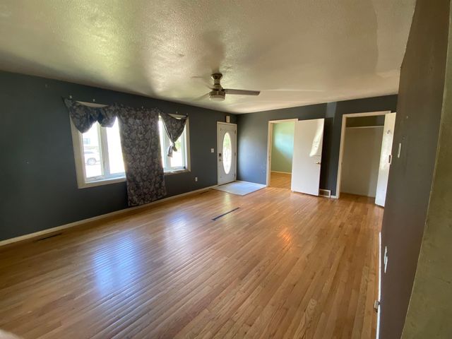 1948 3rd St NW, Minot, ND 58703