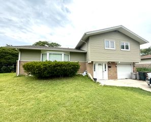 5700 La Palm Drive, Oak Forest, IL 60452