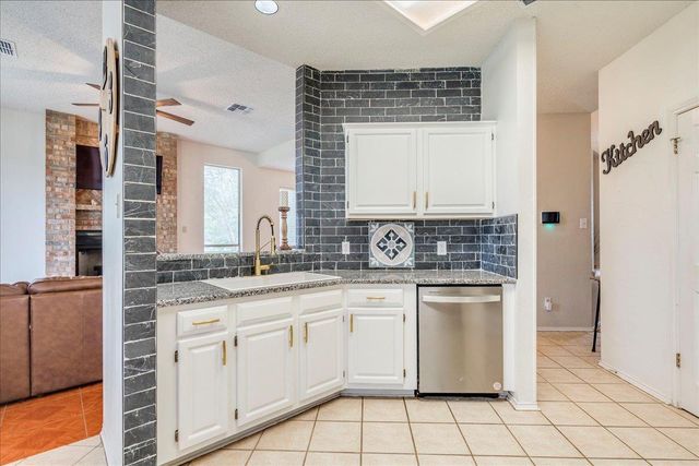 210 Meadow Woods DR, Kyle, TX 78640