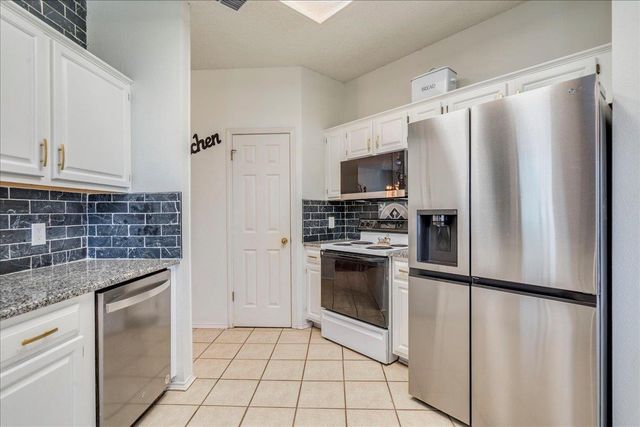 210 Meadow Woods DR, Kyle, TX 78640