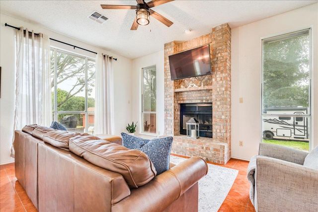 210 Meadow Woods DR, Kyle, TX 78640