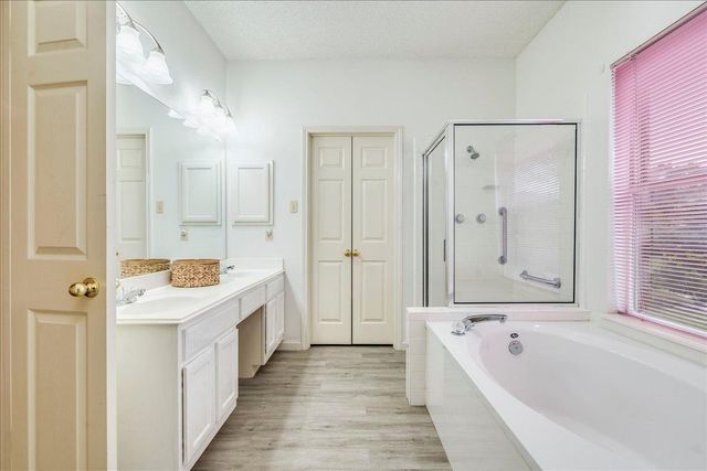 210 Meadow Woods DR, Kyle, TX 78640