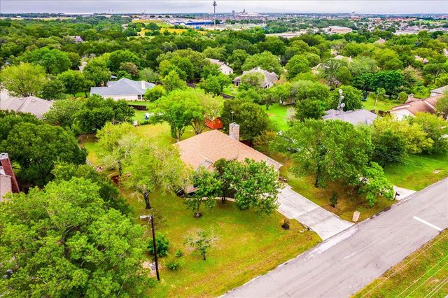 210 Meadow Woods DR, Kyle, TX 78640