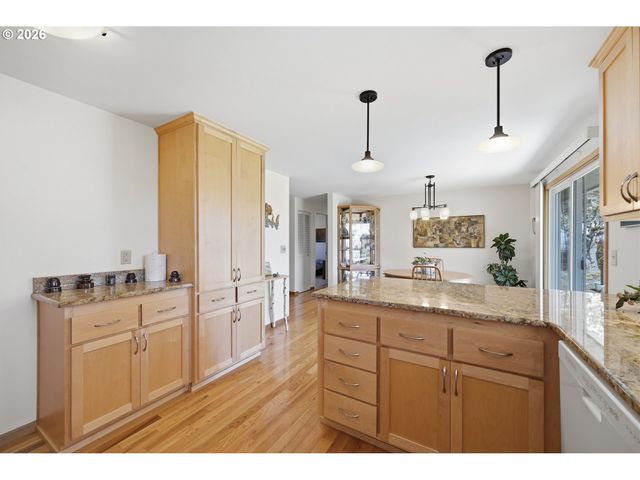 27805 GREEN OAKS Dr, Eugene, OR 97402