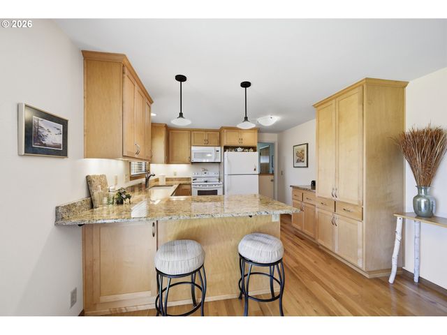 27805 GREEN OAKS Dr, Eugene, OR 97402