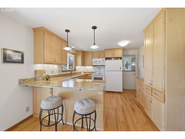 27805 GREEN OAKS Dr, Eugene, OR 97402