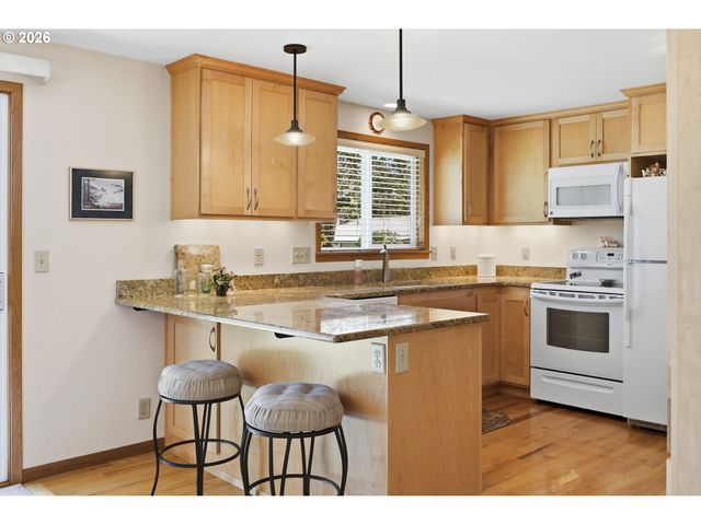 27805 GREEN OAKS Dr, Eugene, OR 97402