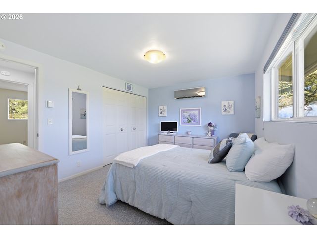 27805 GREEN OAKS Dr, Eugene, OR 97402