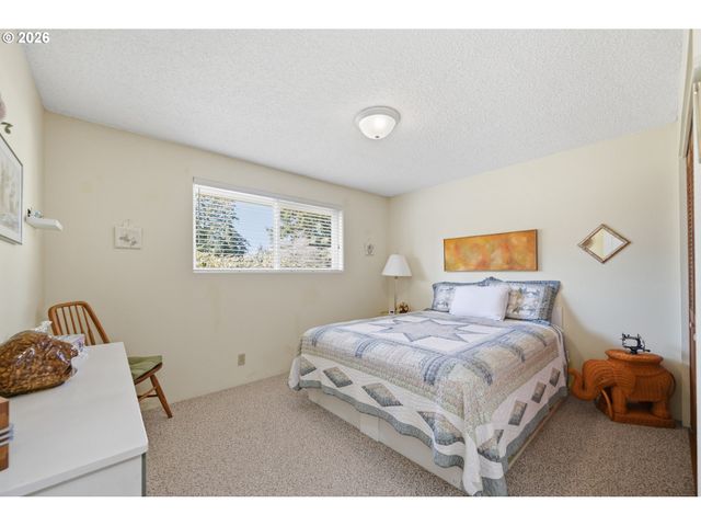 27805 GREEN OAKS Dr, Eugene, OR 97402