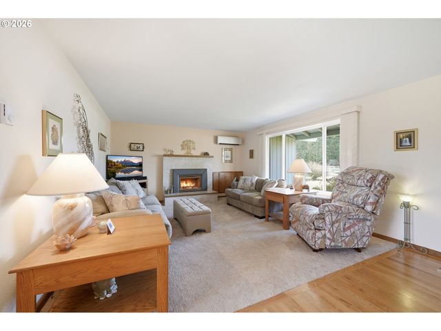 27805 GREEN OAKS Dr, Eugene, OR 97402