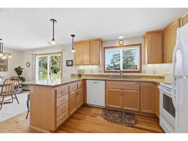 27805 GREEN OAKS Dr, Eugene, OR 97402