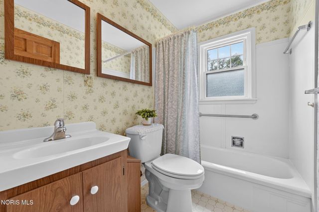 586 Sylvandale Avenue, Oregon, OH 43616