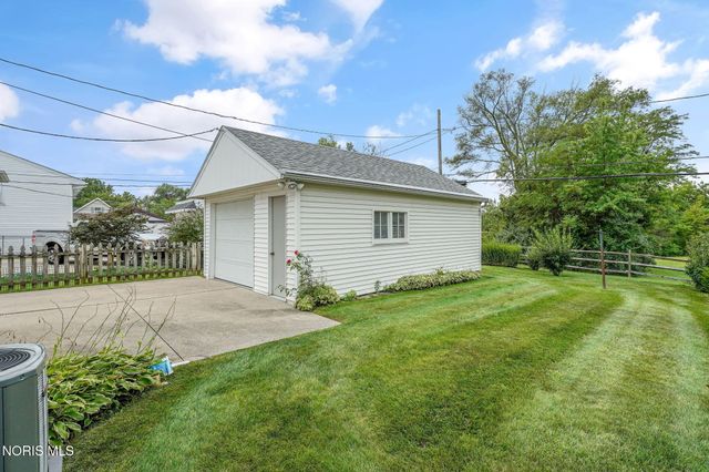586 Sylvandale Avenue, Oregon, OH 43616