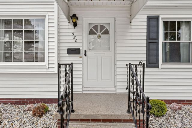 586 Sylvandale Avenue, Oregon, OH 43616