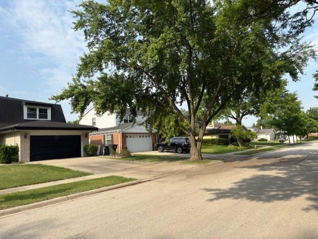 8702 W Bruce Drive, Niles, IL 60714