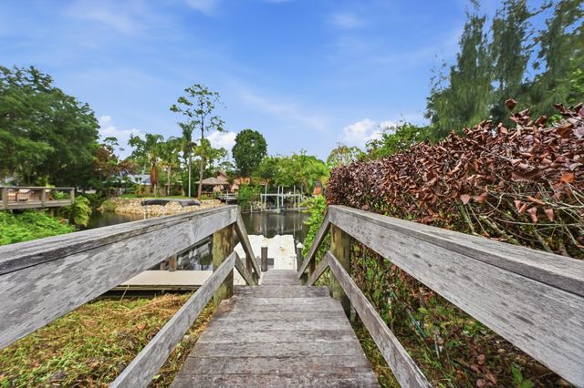 576 SW Rustic Circle, Stuart, FL 34997