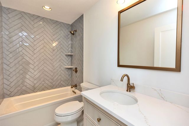 17-4-27 Boiling Kettle Way, Bedford, NH 03110