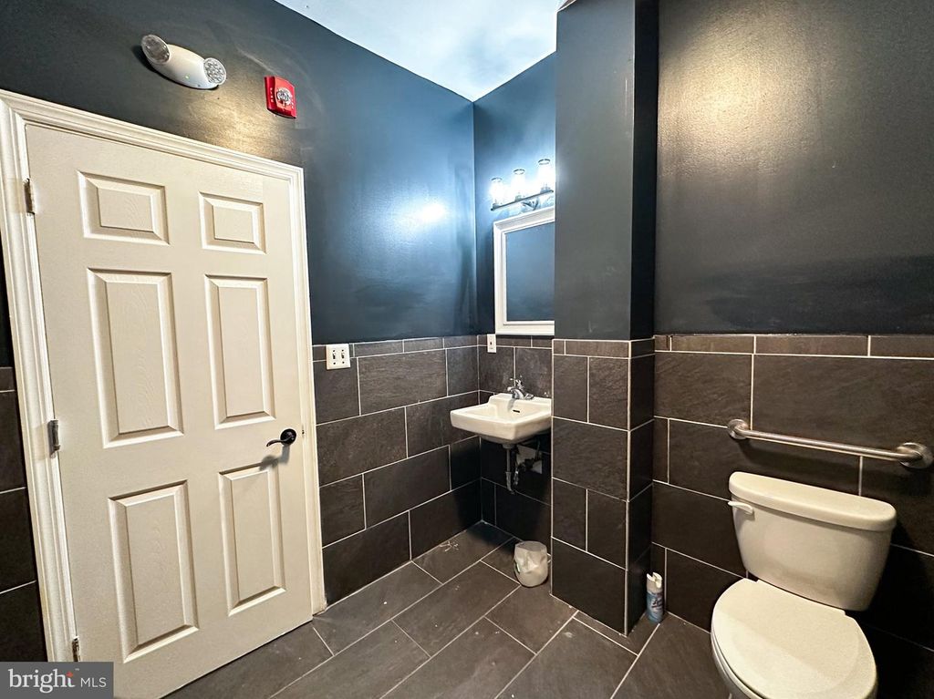 526 W GIRARD AVE #FIRST FLOOR, PHILADELPHIA, PA 19123 — photo 2