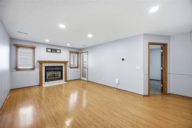 401 SE Lowell Drive 4, Ankeny, IA 50021