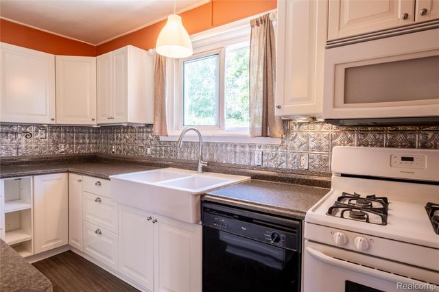 2218 Wixom Road, Commerce Charter Township, MI 48382