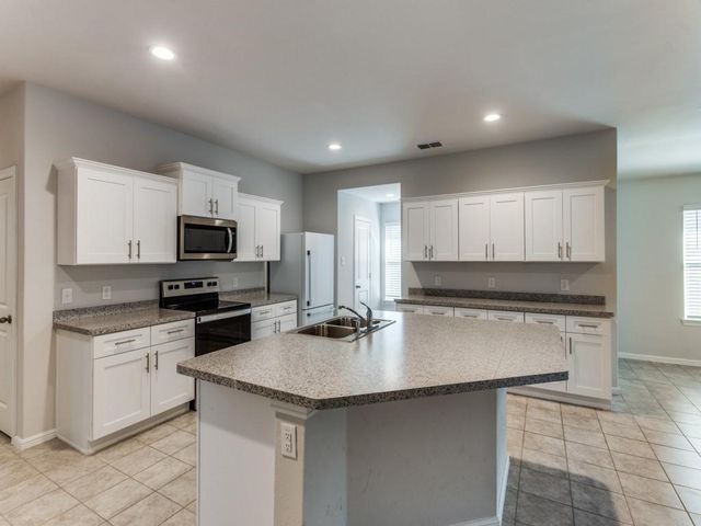 233 Abingdon Street, Azle, TX 76020