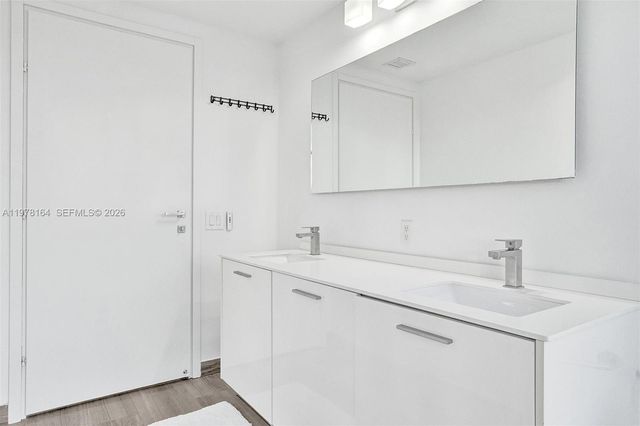 1300 Brickell Bay Dr 2702, Miami, FL 33131