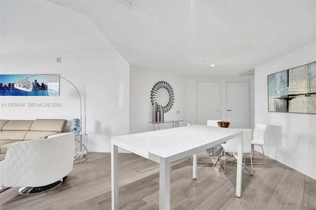 1300 Brickell Bay Dr 2702, Miami, FL 33131