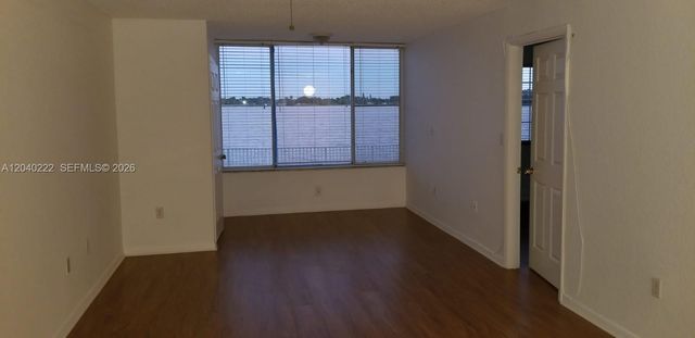 2811 N Oakland Forest Dr 105, Oakland Park, FL 33309