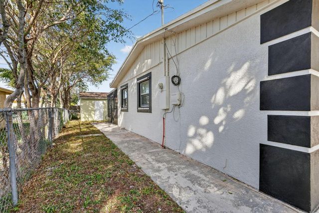 926 S 13th Avenue S, Lake Worth Beach, FL 33460