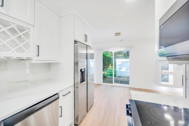 6 Amesworth Court, Middle Island, NY 11953