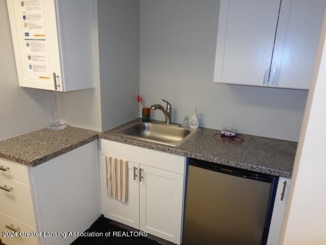 2132 Cedar Street, Holt, MI 48842