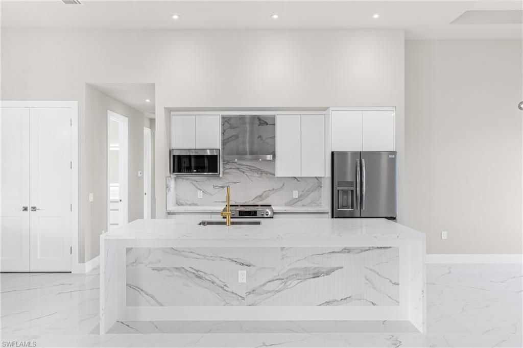 Image 11 of property listing at 2100 SW 26th ST, Cape Coral, FL 33914