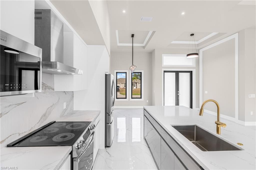 Image 13 of property listing at 2100 SW 26th ST, Cape Coral, FL 33914