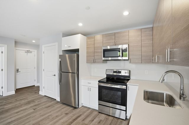 632 Centre St 203, Boston, MA 02139