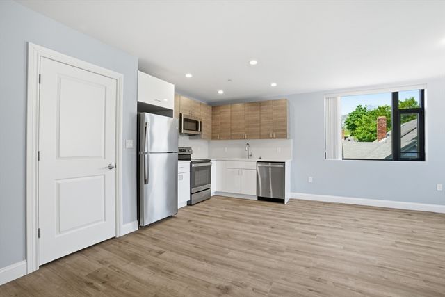 632 Centre St 203, Boston, MA 02139