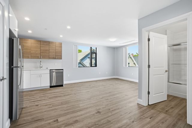 632 Centre St 203, Boston, MA 02139
