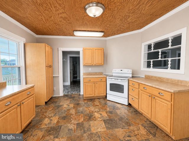 6 DELAWARE AVE, Delmar, DE 19940