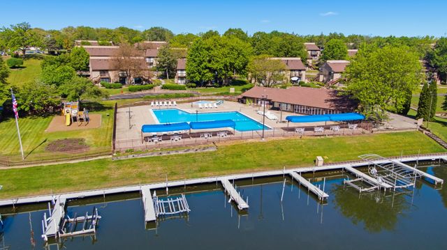 48 Oak Hill Colony 9, Fox Lake, IL 60020