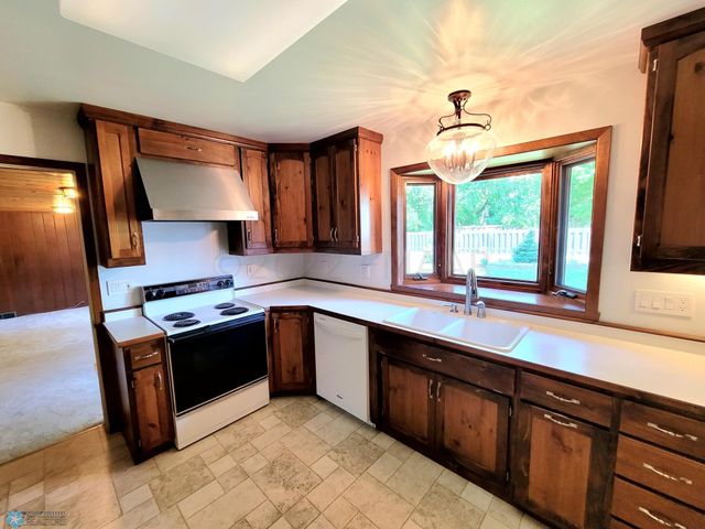 1328 10th Avenue S, Moorhead, MN 56560