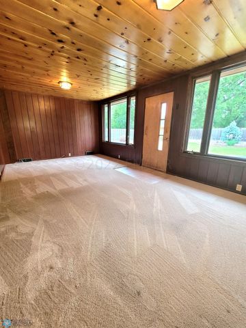 1328 10th Avenue S, Moorhead, MN 56560