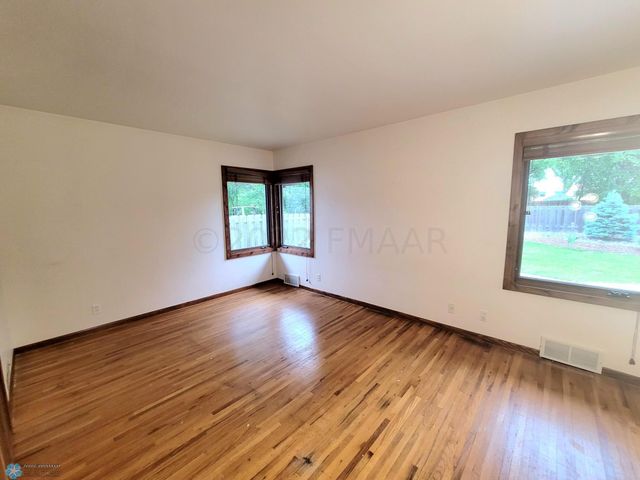 1328 10th Avenue S, Moorhead, MN 56560