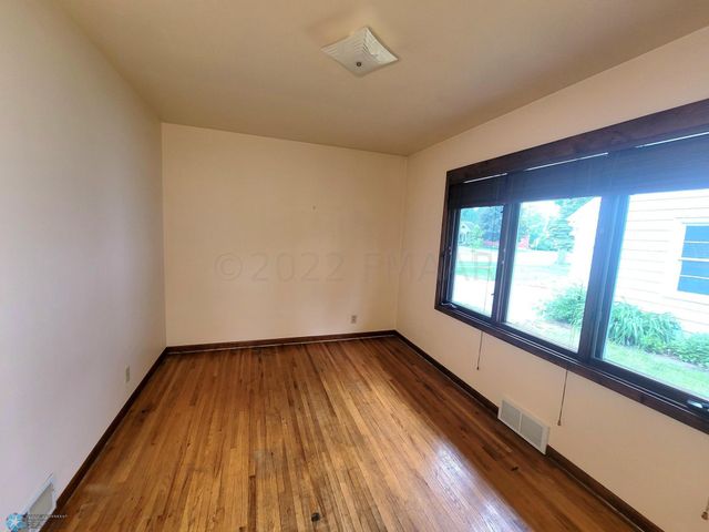 1328 10th Avenue S, Moorhead, MN 56560