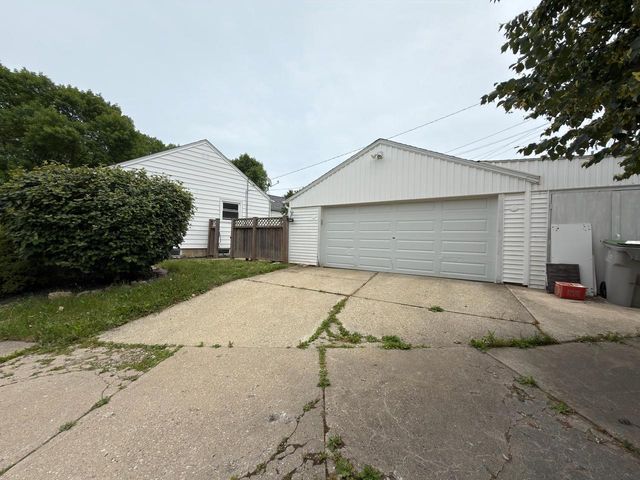 7501 W Vienna COURT, Milwaukee, WI 53216