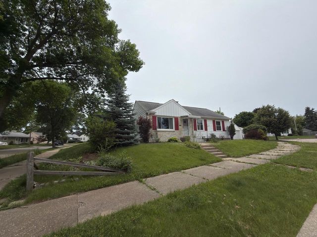 7501 W Vienna COURT, Milwaukee, WI 53216