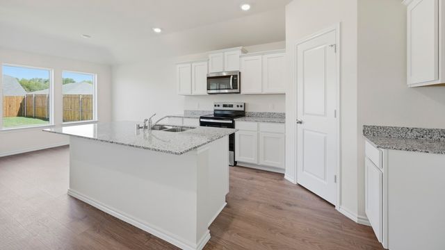 800 Barton Drive, Ennis, TX 75119