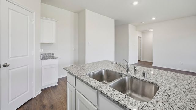 800 Barton Drive, Ennis, TX 75119